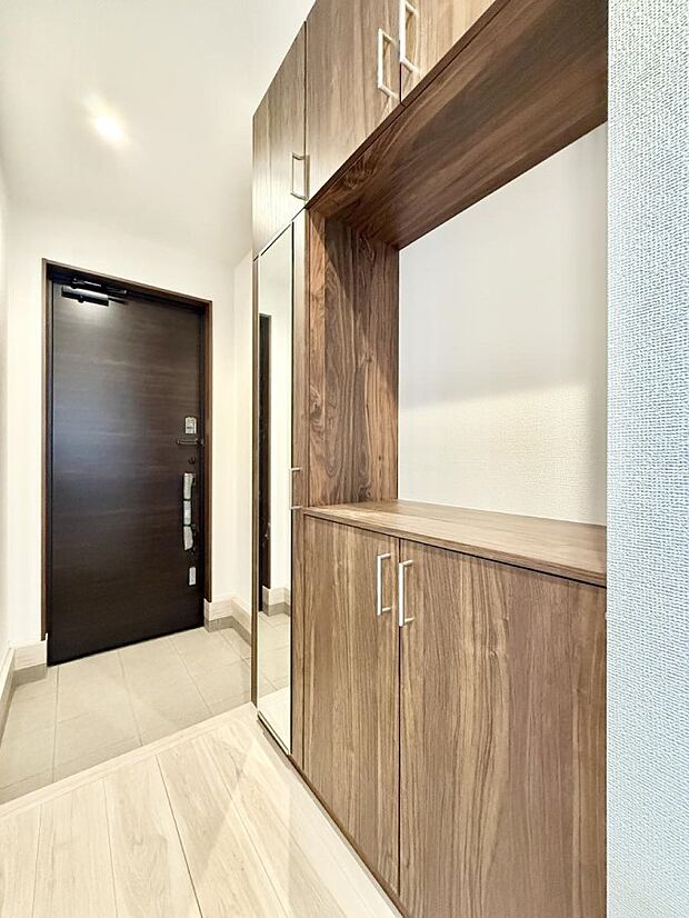 【玄関】■ 毎日を気持ちよく迎える、明るく温もりのある玄関