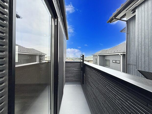 【バルコニー】■ 心地よい風と光を感じる、くつろぎのバルコニー