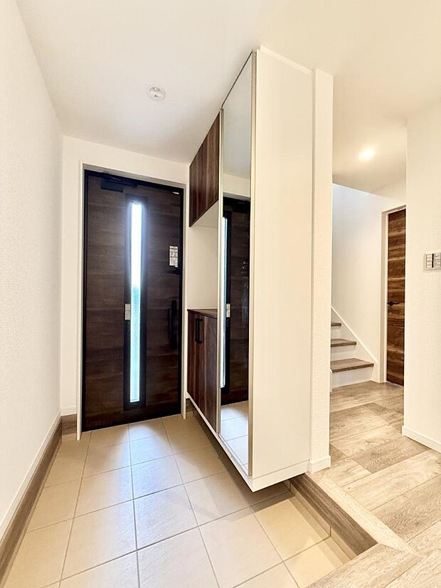 【玄関】■ シンプルで美しく、快適な暮らしの入り口