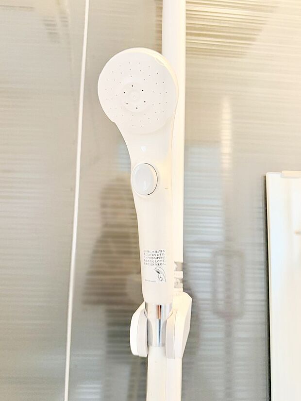 【止水シャワーヘッド】■手元で簡単に止水できるため、水の無駄遣いを減らすことができます。