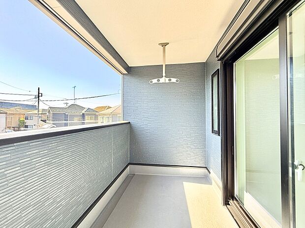 【バルコニー】■ 季節の移ろいを感じられる開放的な空間です