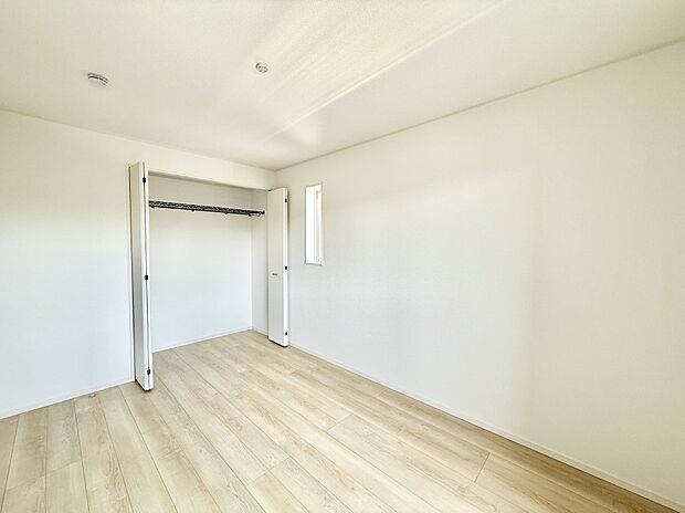 【リビング以外の居室】■落ち着いた色合いのお部屋で穏やかな時間を楽しめます