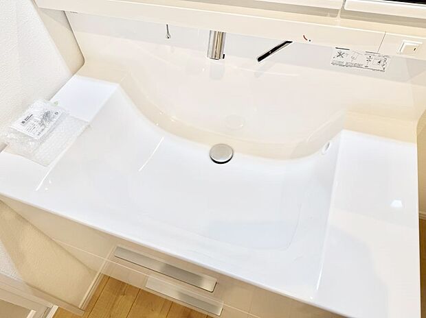 【ハンドシャワー付洗面台】■細かい部分まで洗いやすく便利なハンドシャワー付き