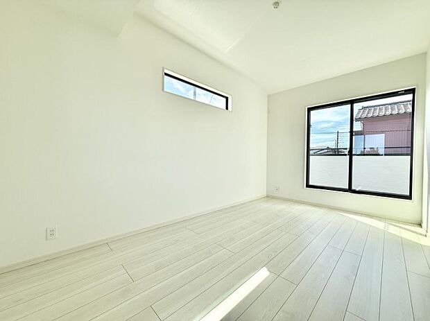 【寝室】■シンプルな空間で、収納付きベッドやデスクなど、多機能な家具を活用しやすいです