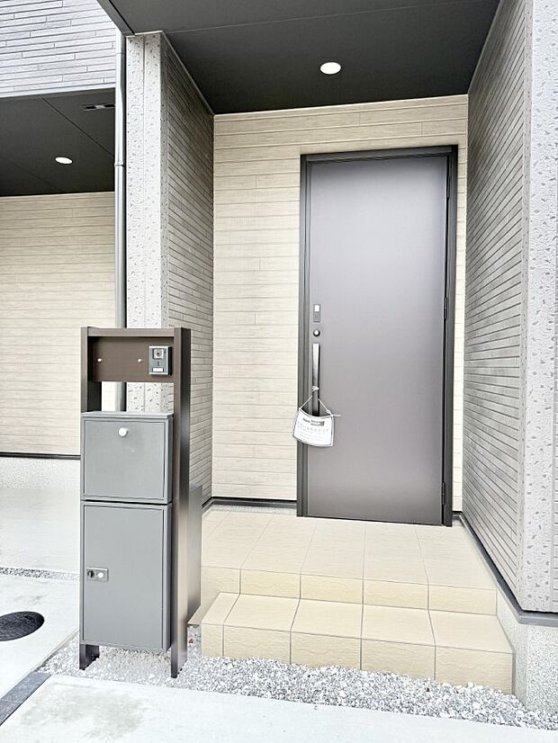 【玄関】■ 帰るたびにホッとする、安心感のある佇まい