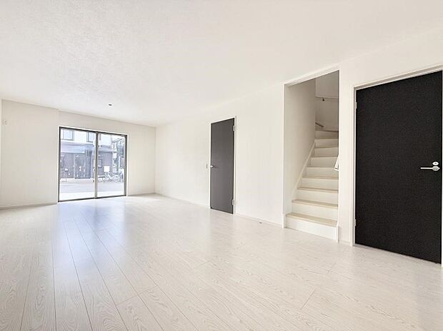 【リビング】■家族の時間を彩る、快適で癒される空間