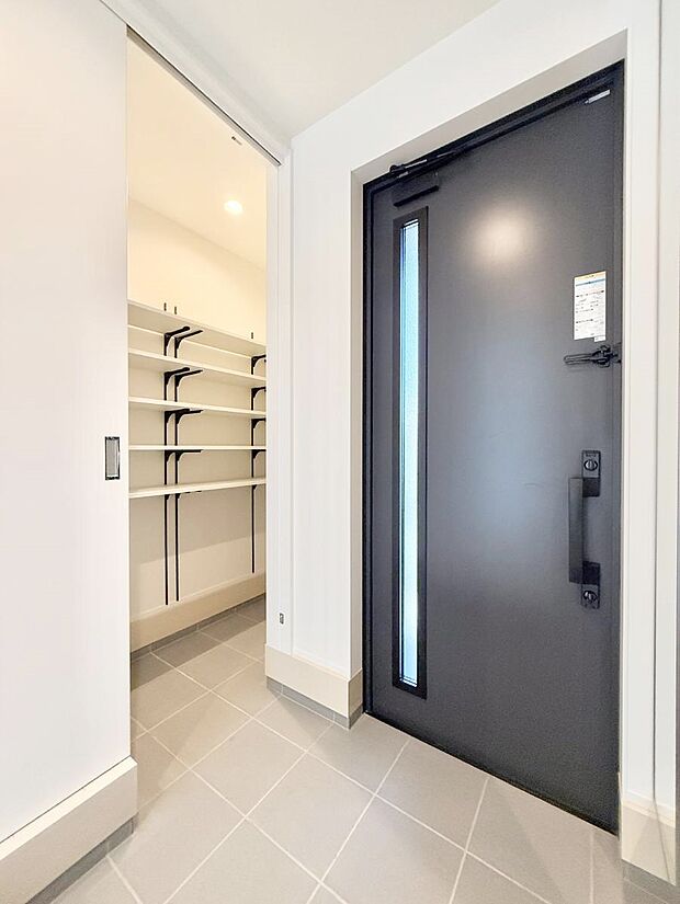 【玄関】■ シンプルで美しく、快適な暮らしの入り口