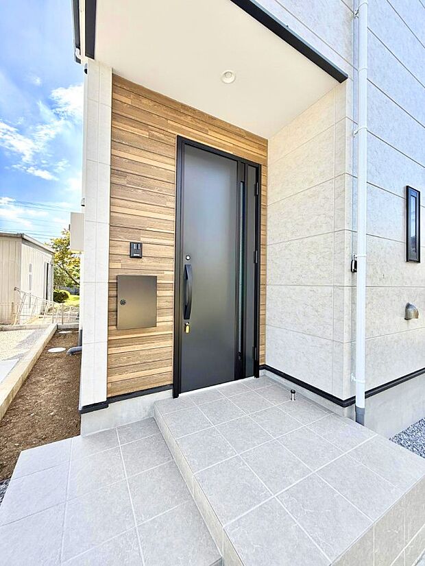 【玄関】■ シンプルで美しく、住まいの第一印象を彩る玄関です