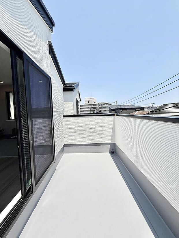 【バルコニー】■ 季節の移ろいを感じられる開放的な空間です