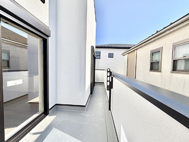 【バルコニー】■ 朝のコーヒーや夜の星空を楽しむ、癒しの場所