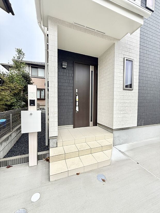 【玄関】■ 心地よい暮らしへとつながる、温かい玄関