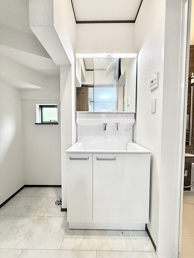 【洗面台・洗面所】■明るい洗面所は毎朝の歯磨きも楽しくできちゃいそうです♪