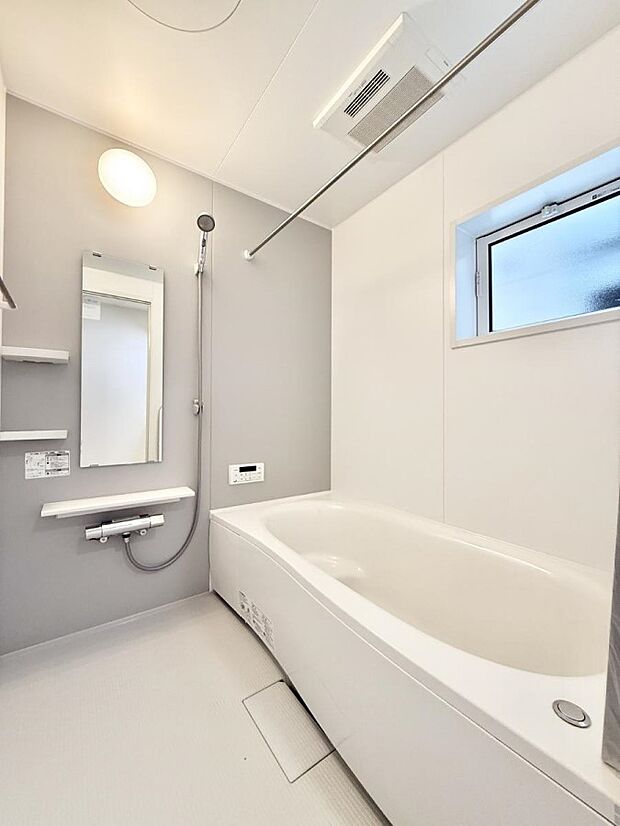 【浴室】■落ち着いた色合いの壁面、ゆっくり寛げるバスルーム