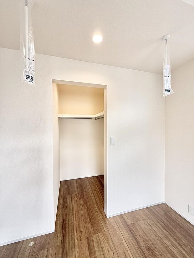 【室内物干し】■天候や時間を気にせず洗濯物を干せ、紫外線から衣類を守れます。