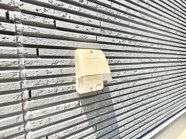 【屋外コンセント】■屋外に電源コンセントがあれば、高圧洗浄機で窓や外壁を掃除するなど便利です。