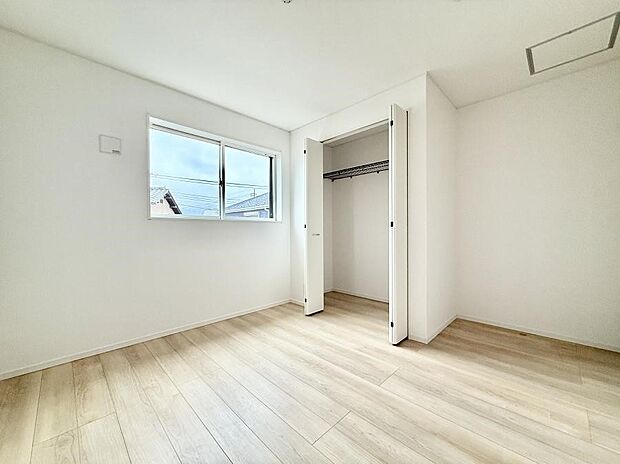 【リビング以外の居室】■落ち着いた色合いのお部屋で穏やかな時間を楽しめます