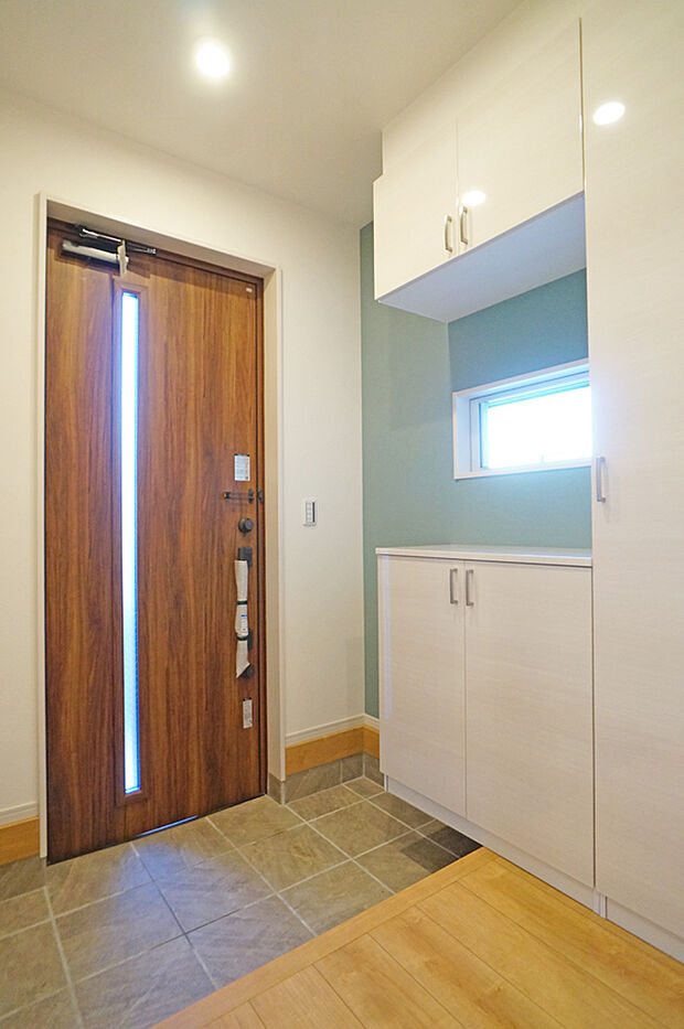 【玄関】■ 毎日を気持ちよく迎える、明るく温もりのある玄関