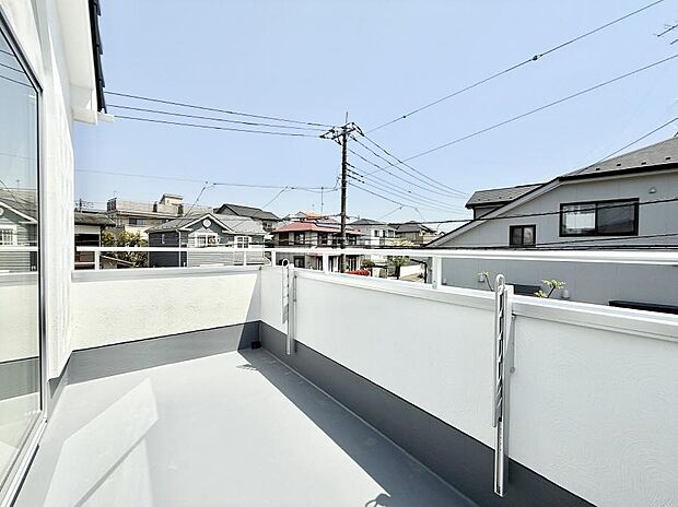 【バルコニー】■ 心地よい風と光を感じる、くつろぎのバルコニー