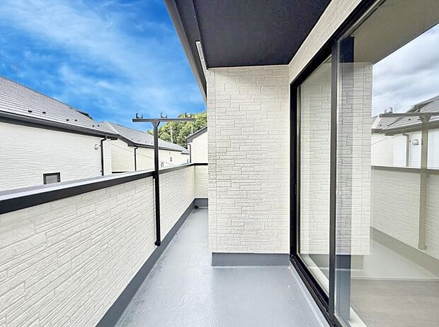 【バルコニー】■ 心地よい風と光を感じる、くつろぎのバルコニー