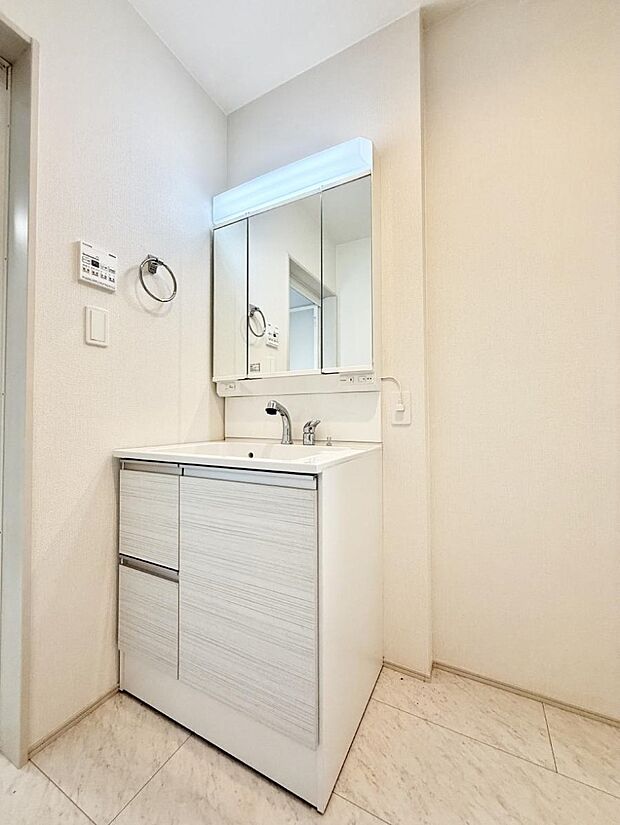 【洗面台・洗面所】■明るい洗面所は毎朝の歯磨きも楽しくできちゃいそうです♪