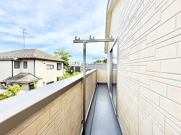 【バルコニー】■ 季節の移ろいを感じられる開放的な空間です