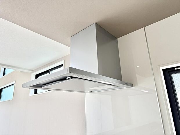 【レンジフード】■フードに覆われている為、匂いが換気扇に誘導され、効率的に排煙ができます
