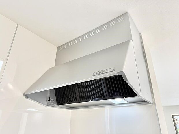 【レンジフード】■調理時の蒸気や匂いが換気扇に誘導され、効率的に排煙ができます。