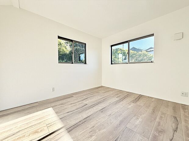 【寝室】■窓の配置や通気性の良い設計で部屋の空気がこもらず、常に新鮮な空気が流れます