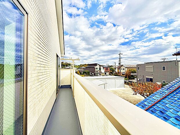 【バルコニー】■ 季節の移ろいを感じられる開放的な空間です