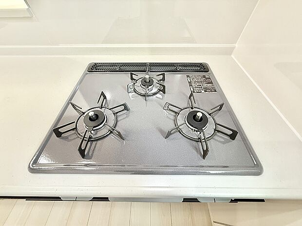 【3口ガスコンロ】■3口コンロのシステムキッチンで料理の手順もスムーズに