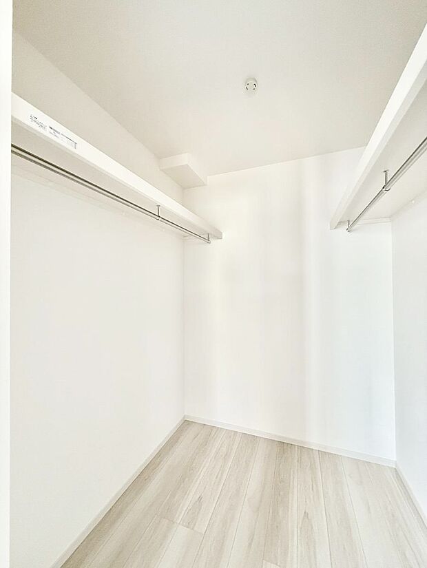 【収納】■季節の洋服も、思い出の小物もすっきり収納できるウォークインクローゼット付  