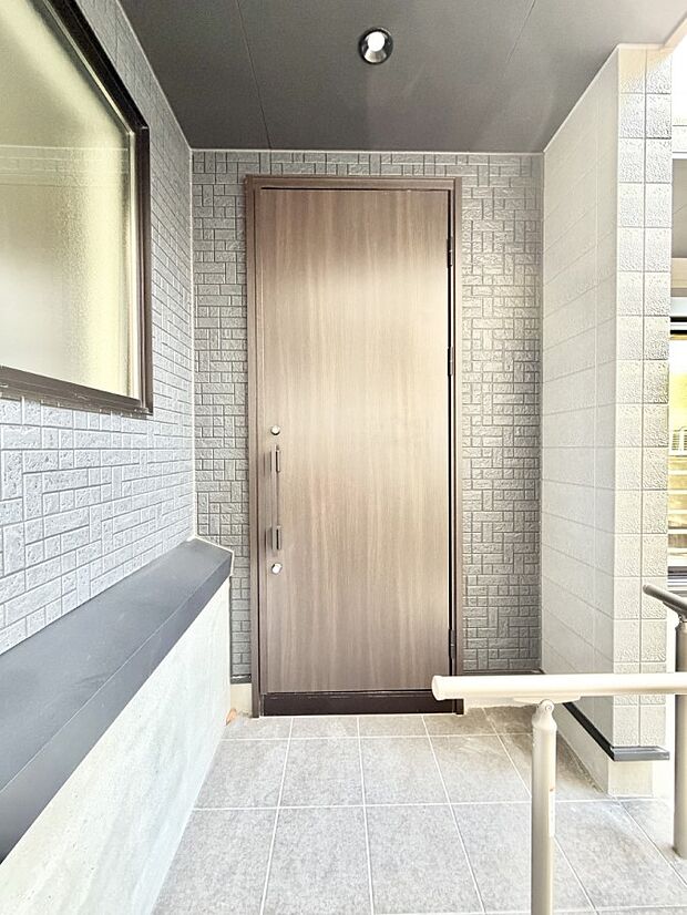 【玄関】■ シンプルで美しく、住まいの第一印象を彩る玄関です