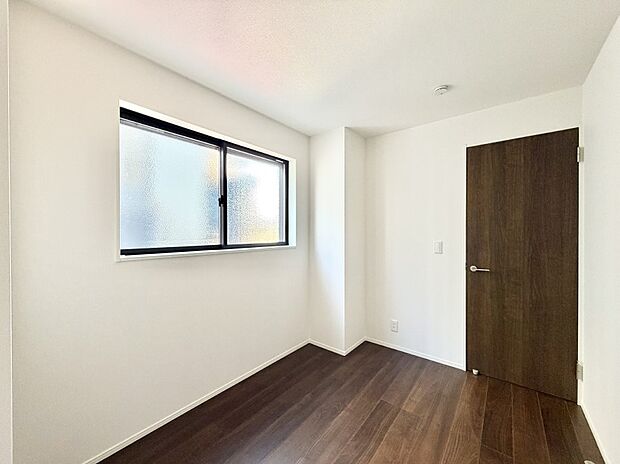 【寝室】■窓の配置や通気性の良い設計で部屋の空気がこもらず、常に新鮮な空気が流れます