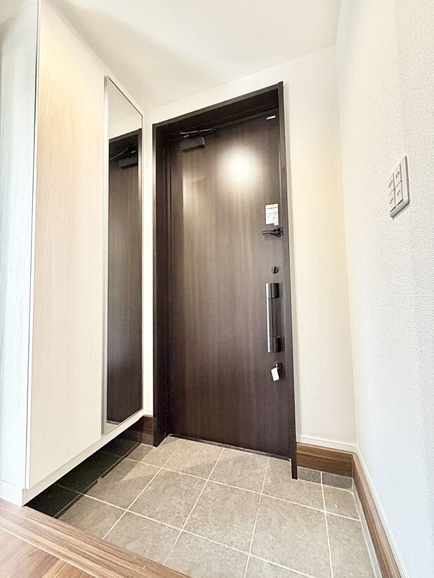 【玄関】■ 家族やゲストをやさしく迎える、心地よい空間