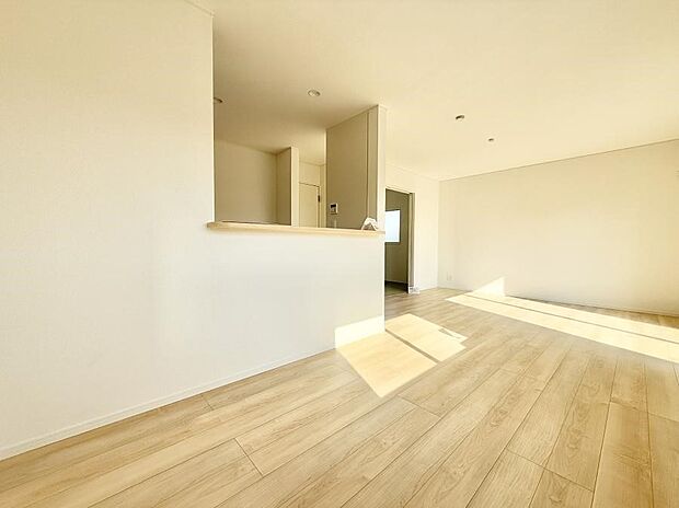 【リビング】■光と風を感じる、リラックスできる空間