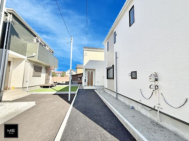 【現地外観写真】■暮らしを彩る充実した設備仕様が備わった住まい