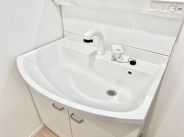 【ハンドシャワー付洗面台】■細かい部分まで洗いやすく便利なハンドシャワー付き