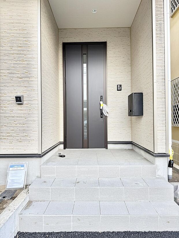 【玄関】■ シンプルで美しく、住まいの第一印象を彩る玄関です