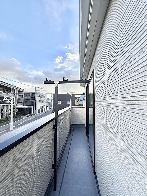 【バルコニー】■ 朝のコーヒーや夜の星空を楽しむ、癒しの場所