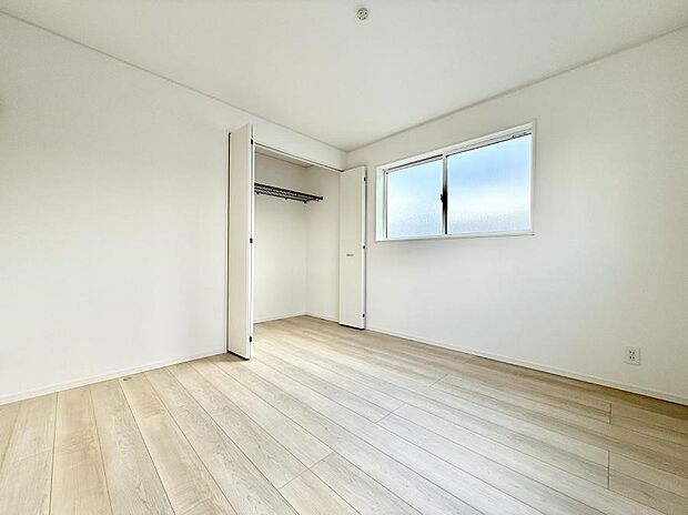 【寝室】■窓の配置や通気性の良い設計で部屋の空気がこもらず、常に新鮮な空気が流れます