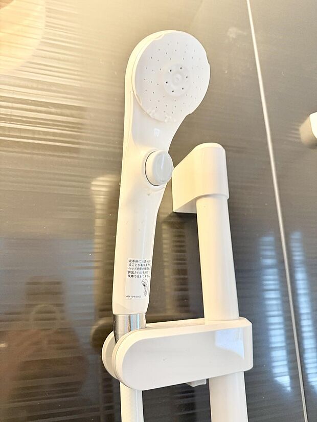 【止水シャワーヘッド】■手元で簡単に止水できるため、水の無駄遣いを減らすことができます。