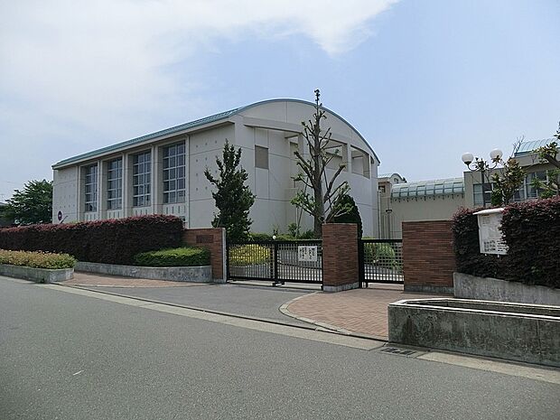 藤沢市立六会小学校(約1,300m・徒歩17分)