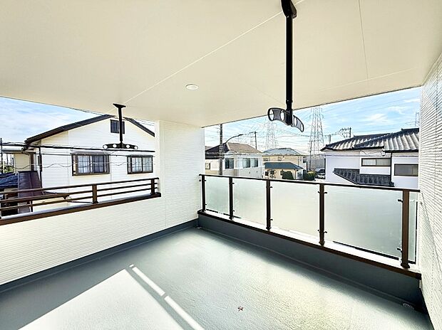 【バルコニー】■ 季節の移ろいを感じられる開放的な空間です