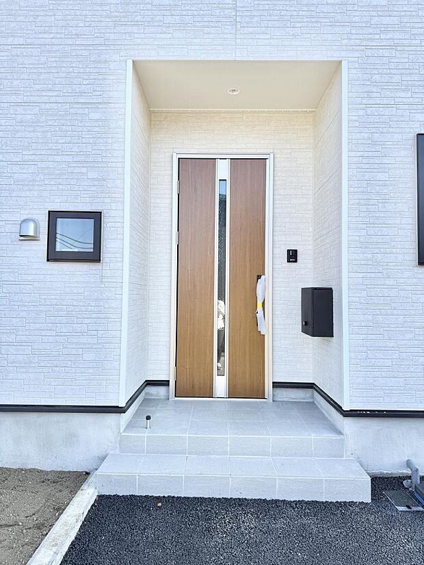 【玄関】■ シンプルで美しく、住まいの第一印象を彩る玄関です