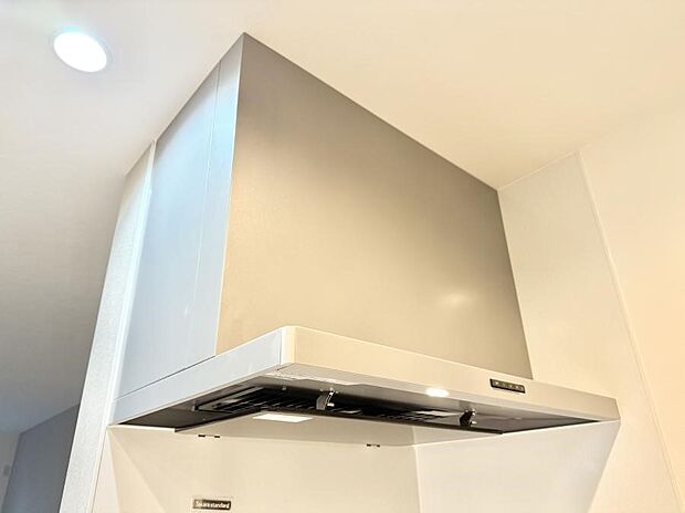 【レンジフード】■調理時の蒸気や匂いが換気扇に誘導され、効率的に排煙ができます。