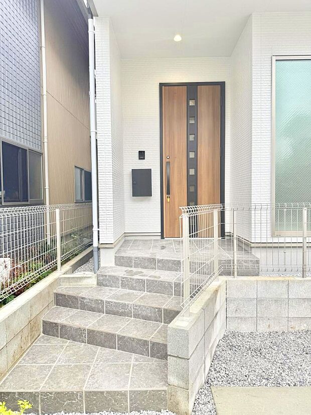 【玄関】■ 帰るたびにホッとする、安心感のある佇まい