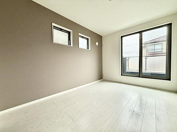 【リビング以外の居室】■落ち着いた色合いのお部屋で穏やかな時間を楽しめます