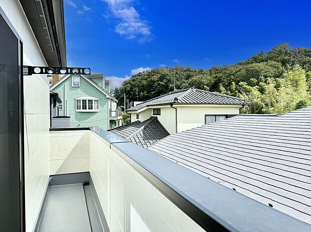 【バルコニー】■ 朝のコーヒーや夜の星空を楽しむ、癒しの場所