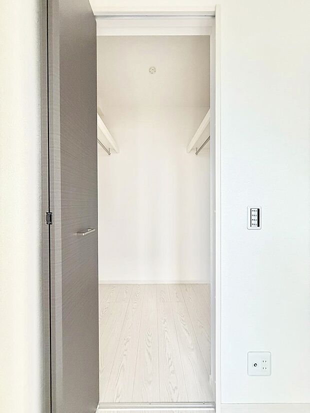 【収納】■季節の洋服も、思い出の小物もすっきり収納できるウォークインクローゼット付  