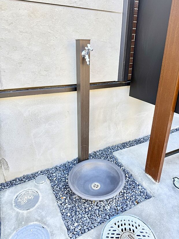 【その他現地】■ガーデニングや洗車などの際に大活躍な屋外立水栓